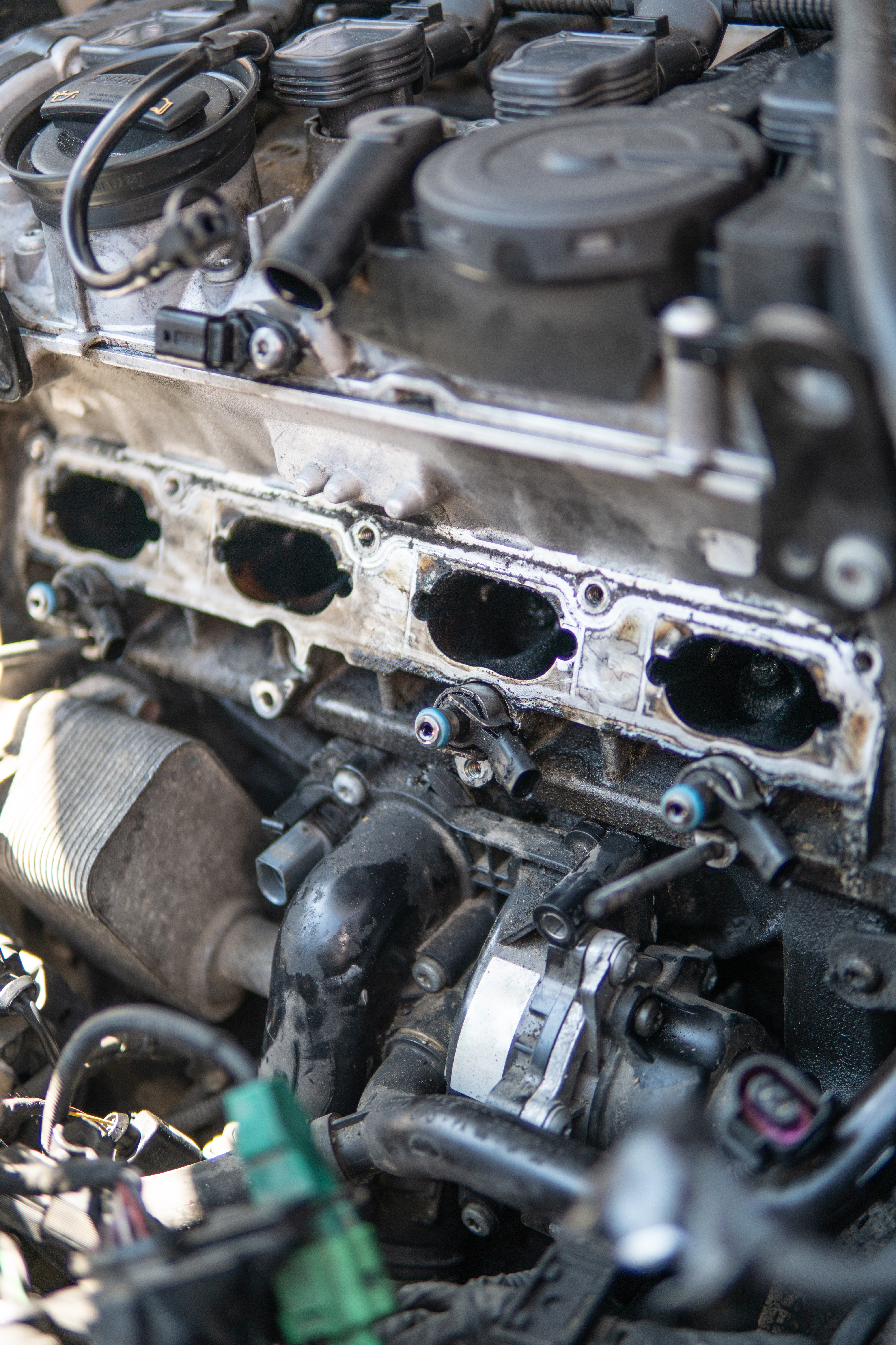 An image of a dirty intake manifold but DPF Alternatives can help with our expert intake manifold cleaning service in York, ﻿Hanover﻿ & Chambersberg, PA.